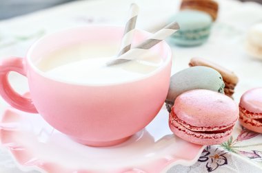 Pembe Macarons ve süt