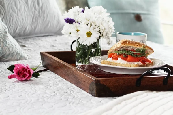 Salmón en Ciabatta Desayuno en Cama — Foto de Stock