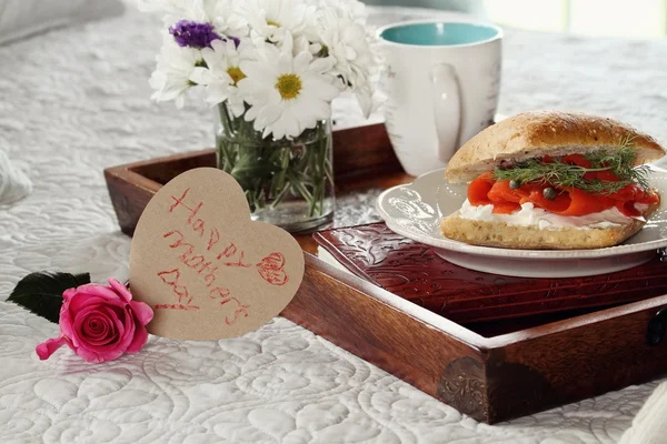 Coração em forma de mãe cartão de dia e pequeno-almoço — Fotografia de Stock
