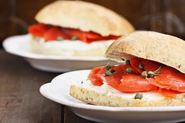 Somon ve krem peynir sandviç — Stok fotoğraf