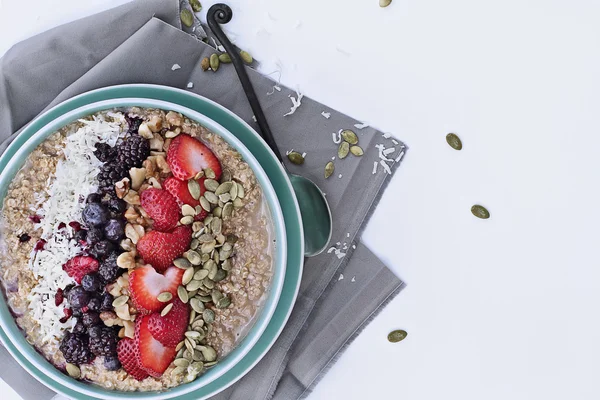 Farinha de aveia Café da manhã com frutas — Fotografia de Stock