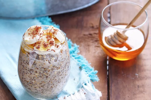 Aveia noturna, Bananas e Sementes de Chia — Fotografia de Stock