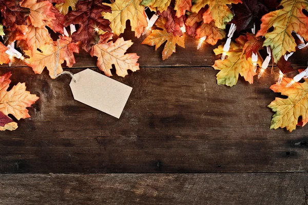Herbstblätter über hölzernen Hintergrund — Stockfoto