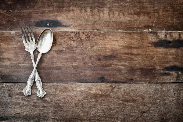 Plata antigua sobre fondo de madera — Foto de Stock