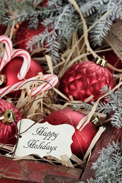 Caja de adornos de Navidad de vidrio y etiqueta de vacaciones — Foto de Stock