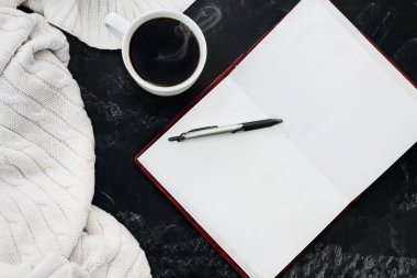 Kazak kahve ve açık kitap