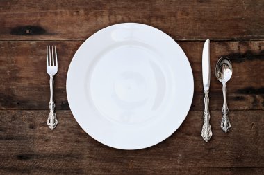 Rustik arka plan üzerinde bir yemek yer ayarını ayarlayın