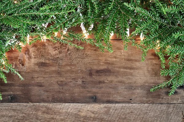 Aghi e luci di pino su sfondo di legno — Foto Stock