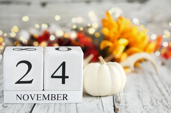 Cybermaandag Witte Houten Kalenderblokken Met Datum November Herfst Decoraties Een — Stockfoto