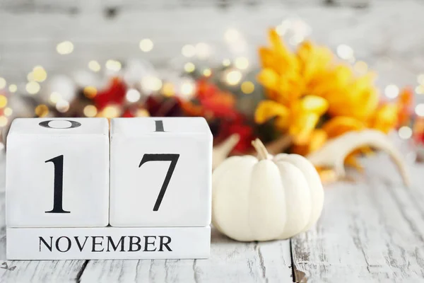 Weiße Holzkalenderblöcke Mit Dem Datum November Und Herbstlicher Dekoration Über — Stockfoto