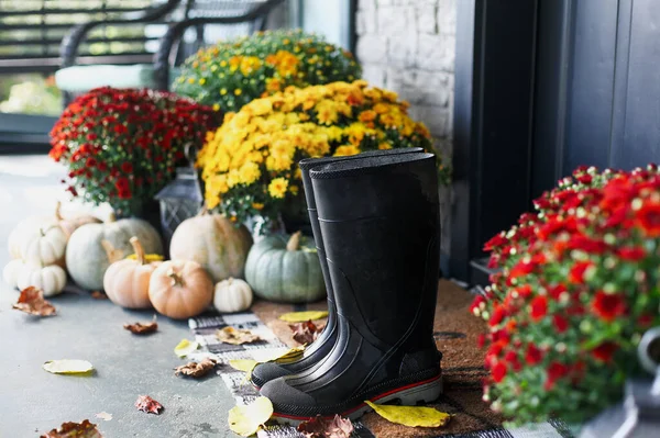 Regenlaarzen Zittend Deurmat Van Veranda Die Gedecoreerd Voor Herfst Met — Stockfoto