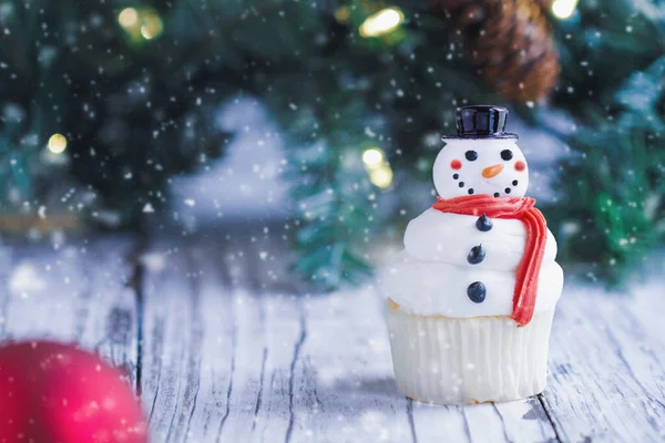 ニンジンの鼻 サンタの帽子 スカーフのアイス陽気なクリスマス雪だるまカップケーキ 前景と背景がぼやけた選択的焦点 — ストック写真