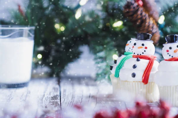 Три Щасливі Різдвяні Кекси Льодом Сніговик Морквяним Носом Капелюхом Санти — стокове фото