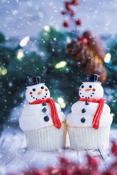 Dva Ledové Sněhulácké Dortíky Mrkvovým Nosem Santa Kloboukem Šálou Selektivní — Stock fotografie