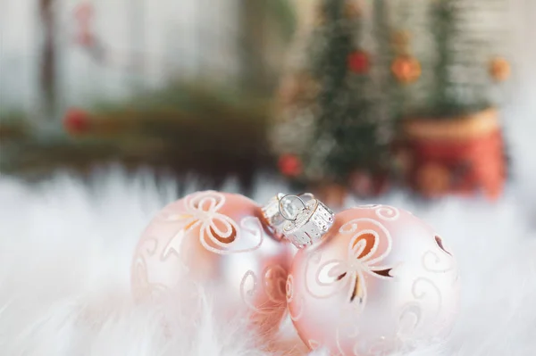 Два Розовых Рождественских Украшения Лежащих Белом Ковре Выборочный Фокус Размытыми — стоковое фото