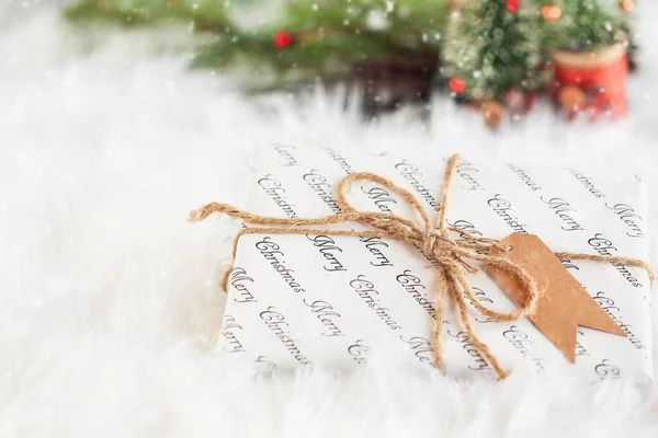 Een Kerstcadeau Ingepakt Cadeau Gebonden Met Een Bruin Touw Met — Stockfoto