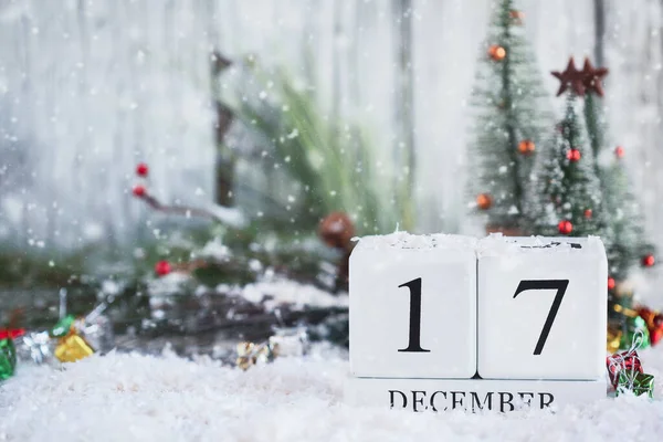 Білий Дерев Яний Календар Блоків Датою Грудня Різдвяними Прикрасами Снігом — стокове фото