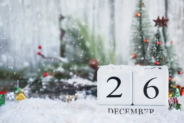 Kwanzaa 白色木日历 日期为12月26日 圣诞装饰着雪 背景模糊的选择性重点 — 图库照片