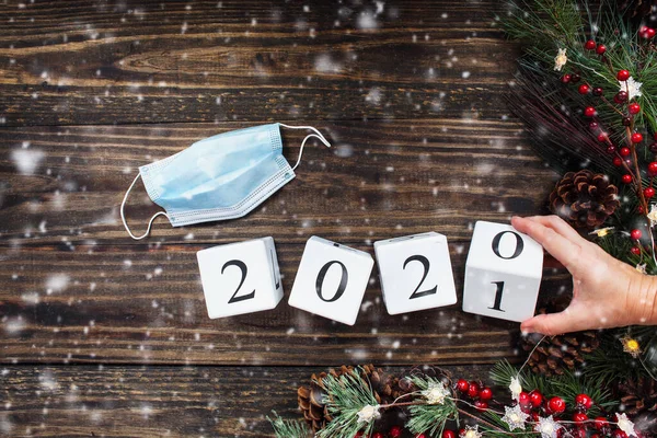 Mano Mujer Volteando Bloques Calendario Madera Año Nuevo 2020 2021 — Foto de Stock