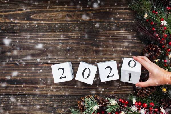 Mano Mujer Volteando Bloques Calendario Madera Año Nuevo 2020 2021 — Foto de Stock