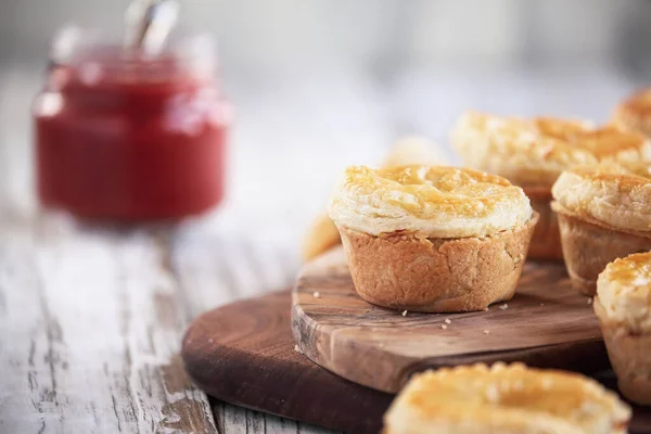 Färskt Kött Pajer Rustik Trä Skärbräda Med Ketchup Bakgrunden Selektivt — Stockfoto