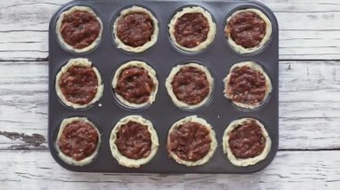Geyik eti ya da etli börek yapıyorum. Kırsal bir arkaplanda yukarıdan çekilmiş bir video. Düz ya da üst görünüm.