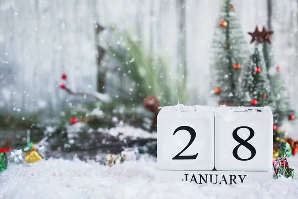 Білий Дерев Яний Календар Блоків Датою Січня Різдвяними Прикрасами Снігом — стокове фото