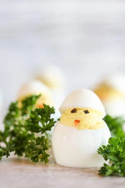 Ostereier Verziert Als Süße Küken Die Mit Karottenschnabel Und Algenaugen — Stockfoto