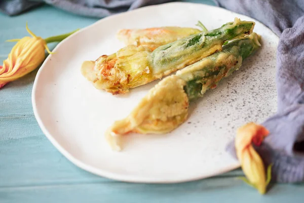 Skadad Och Stekt Zucchini Squash Blommor Skott Ovanifrån Över Blå — Stockfoto