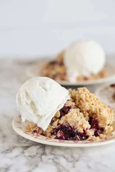 Björnbär Och Blåbär Cobbler Toppad Med Gyllene Havregryn Krispig Med — Stockfoto