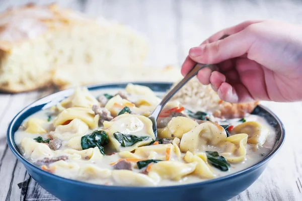 Ruku Polévkou Tortellini Italskou Klobásou Špenátem Mrkví Podává Domácím Řemeslným — Stock fotografie