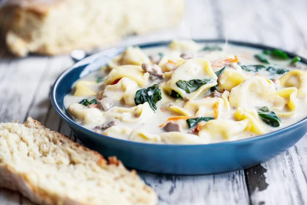 Verse Tortellini Soep Met Italiaanse Worst Spinazie Wortelen Geserveerd Met — Stockfoto