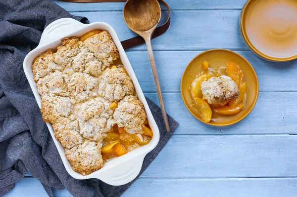 Serveren Van Vers Gebakken Drop Biscuit Perzik Schoenmaker Met Schort — Stockfoto