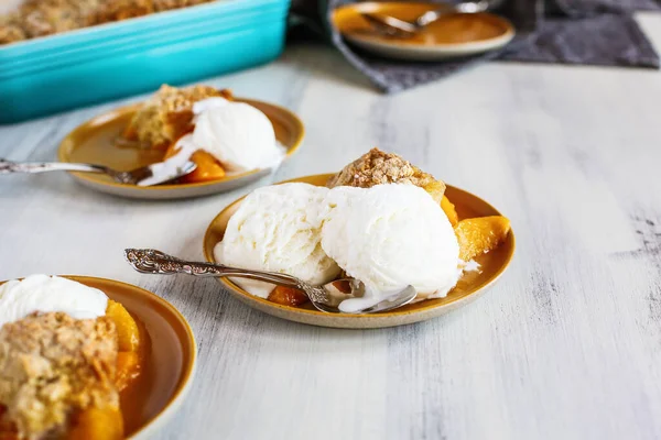 Raciones Recién Horneadas Tarta Galletas Melocotón Con Helado Enfoque Selectivo —  Fotos de Stock