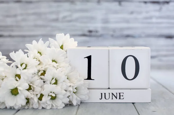 White Wood Calendar Blocks Date June 10Th White Daisies Selective — Stock Photo, Image