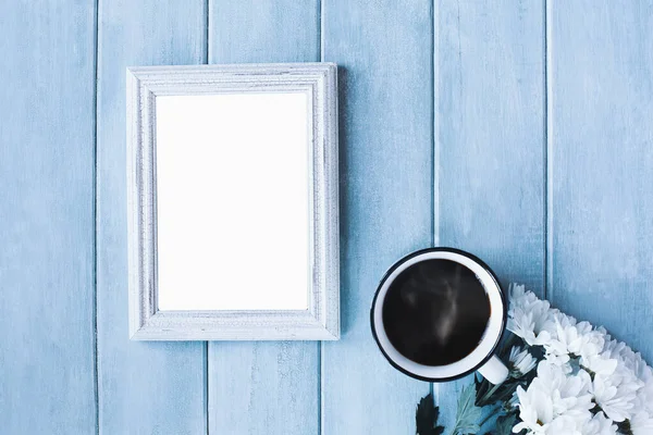 Blanco Verticale Lege Fotolijst Blauwe Rustieke Achtergrond Met Stomende Koffie — Stockfoto