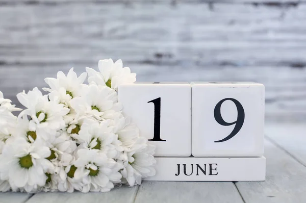 Juneteenth White Wood Calendar Blocks Date June 19Th White Daisies — Stock Photo, Image