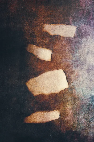 Zerrissene Papierfetzen Vor Dunklem Dramatischen Hintergrund — Stockfoto