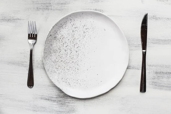 Flat Lay White Spotted Plate Silverware Place Setting Rustic Wood — Stock Photo, Image