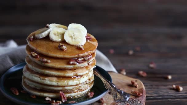 Xarope Sendo Derramado Sobre Uma Deliciosa Pilha Panquecas Com Frutas — Vídeo de Stock