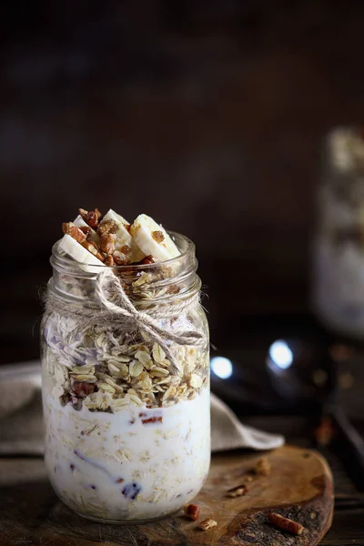 Υγιής Ολονύκτια Βρώμη Bircher Muesli Σερβίρεται Μπανάνες Μαύρη Ζάχαρη Καρύδια — Φωτογραφία Αρχείου