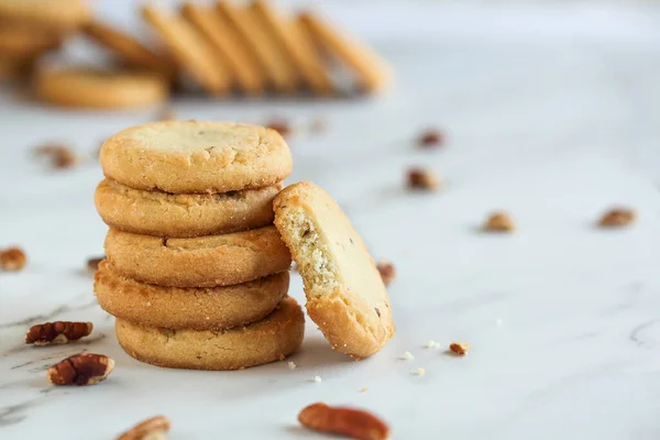 Una Pila Nueces Sandies Galletas Con Una Falta Bocado Enfoque —  Fotos de Stock