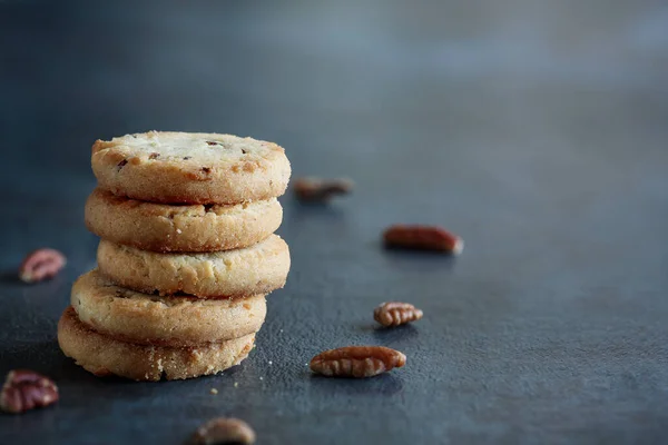 Pilha Sandies Pecan Biscoitos Empilhados Uma Mesa Escura Foco Seletivo — Fotografia de Stock