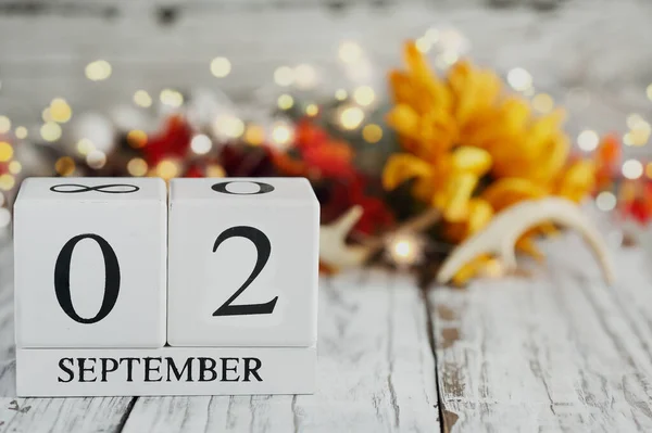 Weiße Holzkalenderblöcke Mit Dem Datum September Und Herbstdekoration Über Einem — Stockfoto