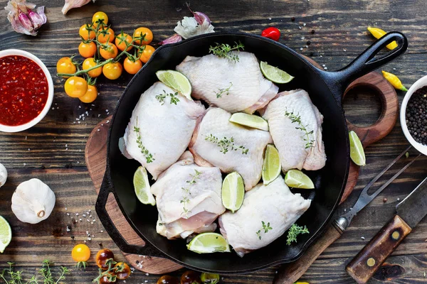 익히지 닭고기 넓적다리 레이스 도마도 이탈리아 마늘등 재료를 무두질 프라이팬 — 스톡 사진