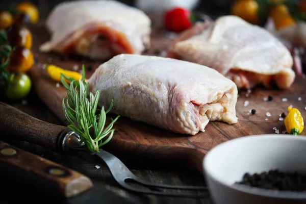 Carne Cruda Muslo Pollo Sin Cocer Sobre Una Tabla Cortar — Foto de Stock