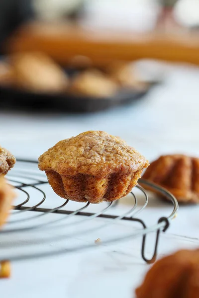 Muffin Banana Fatti Casa Rustico Portabicchieri Antico Tavolo Bianco Focus — Foto Stock