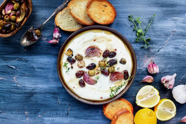 Flatlay Fromage Grec Feta Trempette Tirokafteri Avec Des Olives Rôties — Photo