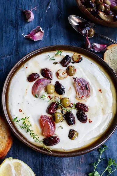 Queijo Feta Grego Tirokafteri Com Azeitonas Torradas Alho Cebola Vermelha — Fotografia de Stock