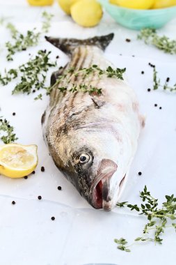 çizgili levrek taze otlar ve limon ile